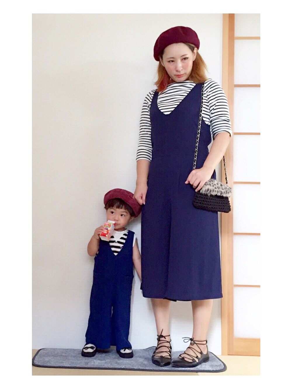 「レオパード、チェーンバッグ、ハンドメイド、サロペット、親子コーデ、親子リンク、親子でおそろい」｜「THE EMPORIUMのVネックジョーゼットサロペット（サロペット/オーバーオール、ブルー系）」を使った、onpu-fullさん（メンズ・80cm）の秋コーディネートの1枚目の写真