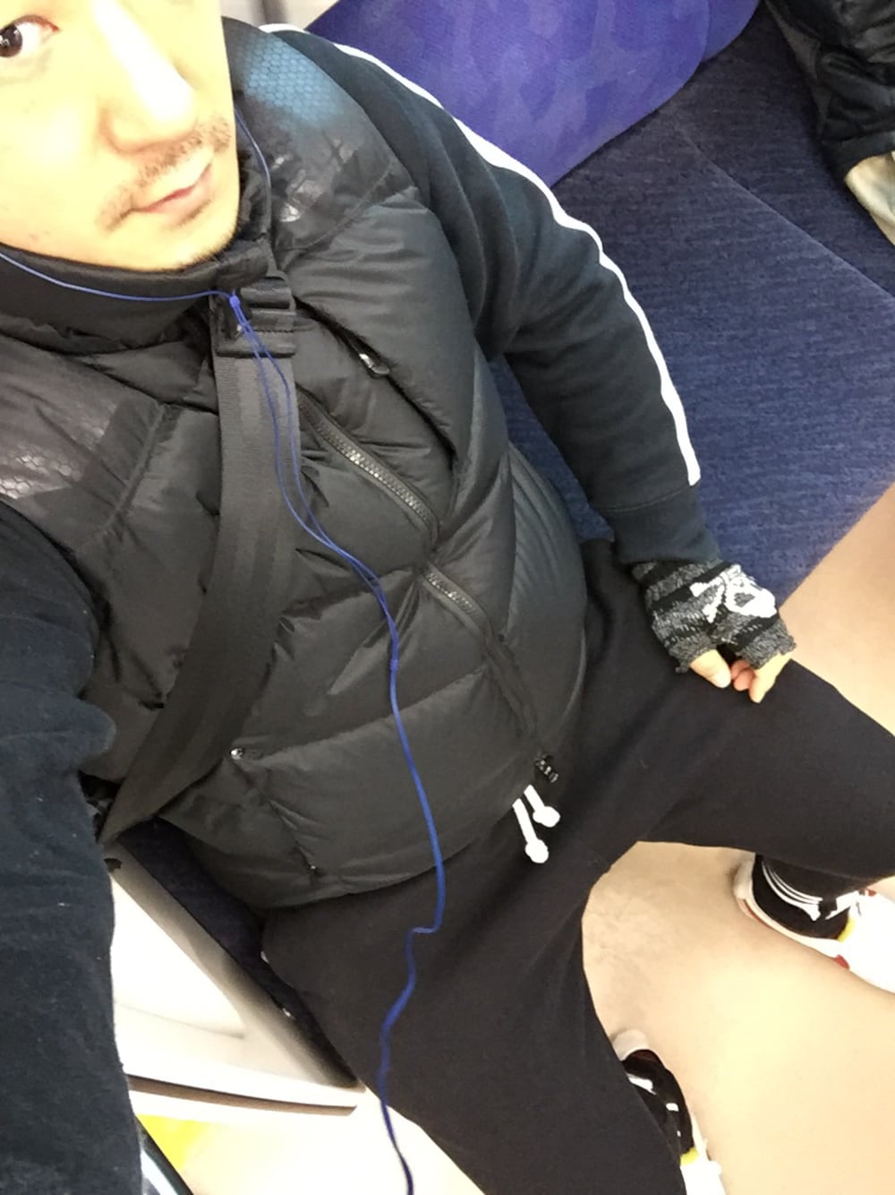 「スポーツ、運動、モノトーン、ナイキ、ラルフローレン、RLX、スウェットパンツ」｜「RLXのゴーグルをふけるクロスが胸ポケットについてます。
使わないけど。笑（ダウンベスト、ブラック系）」を使った、MatsuuraSusumuさん（メンズ・167cm）の冬コーディネートの1枚目の写真