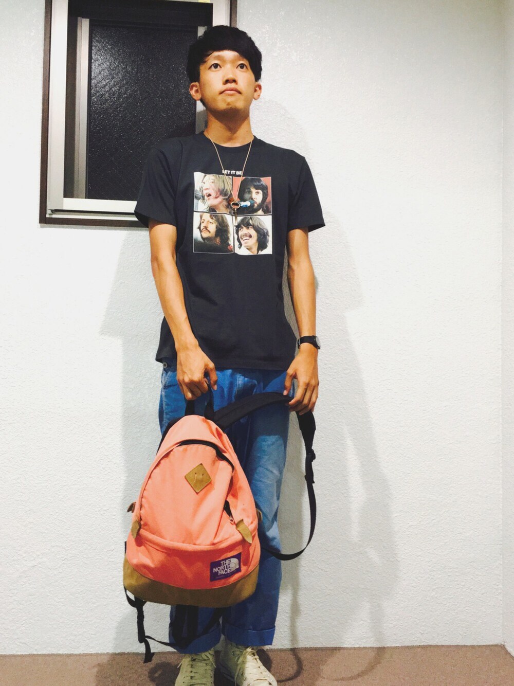 「THE NORTH FACE、thebeatls」｜「Design Tshirts Store graniphのコラボレーションTシャツ/ザビートルズ（レットイットビーLP）（Tシャツ/カットソー、ブラック系）」を使った、よこちんさん（メンズ・175cm）の秋コーディネートの1枚目の写真
