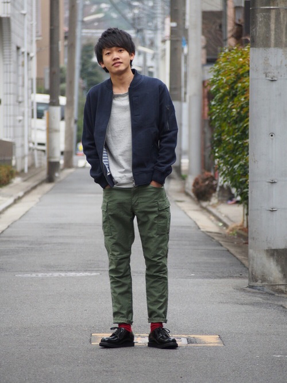「MA-1、カーゴパンツ」｜「Audienceのアイテム（ライダースジャケット、ブラック系）」を使った、よこちんさん（メンズ・175cm）の春コーディネートの1枚目の写真