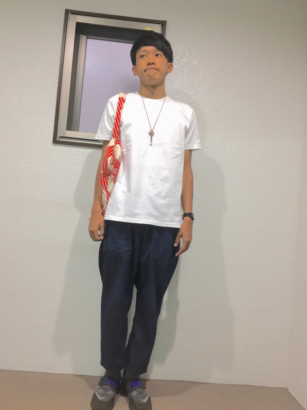 「ビートルズ、グラニフ、タゴサクパンツ、ルナフライ、白Tシャツ」｜「Design Tshirts Store graniphのコラボレーションTシャツ/ザビートルズ（ホワイトアルバム）（Tシャツ/カットソー、ホワイト系）」を使った、よこちんさん（メンズ・175cm）の秋コーディネートの1枚目の写真