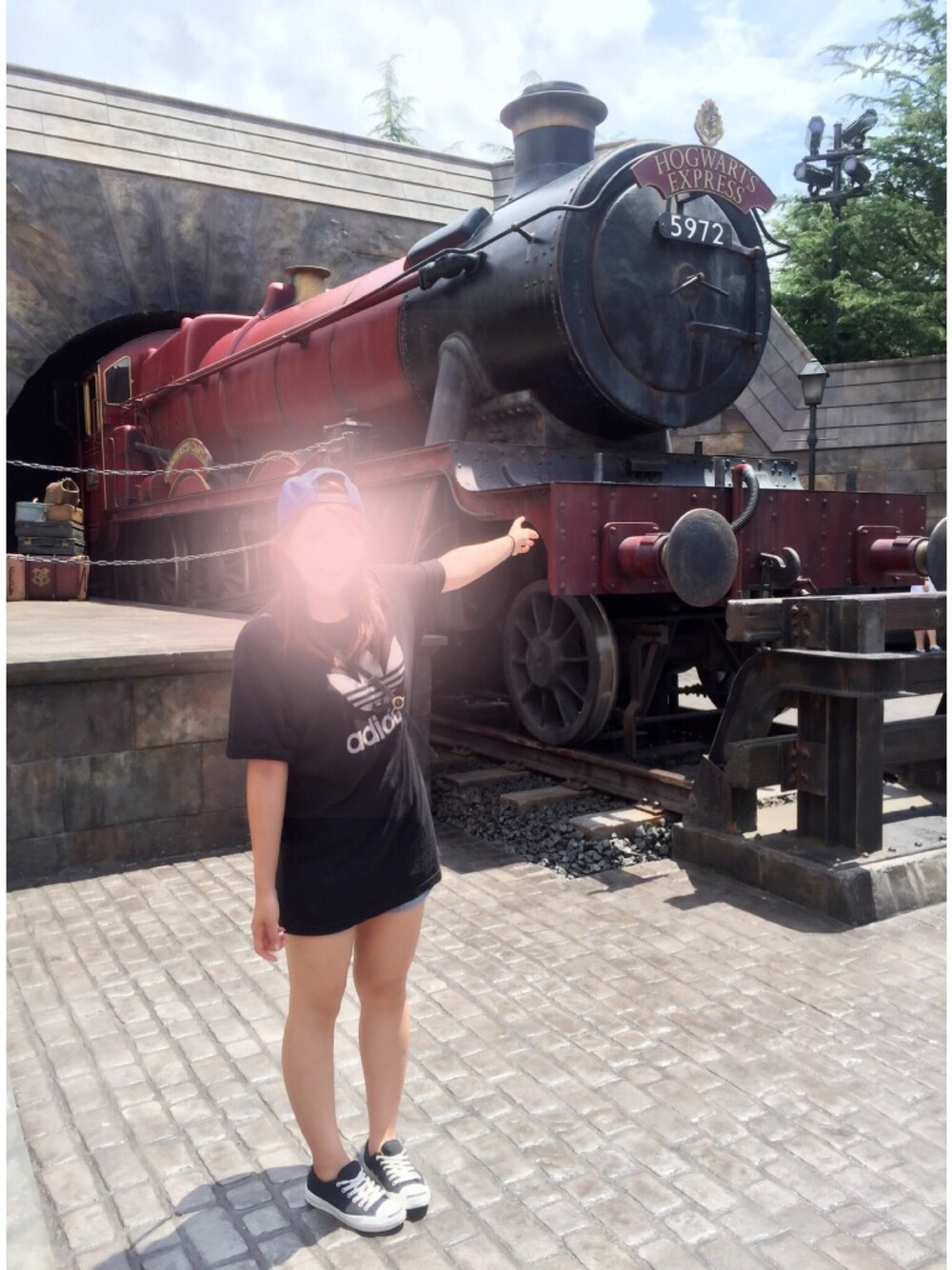 「adidasのアイテム（Tシャツ/カットソー、ブラック系）」を使った、Hsüanさん（レディース・158cm）の夏コーディネートの1枚目の写真