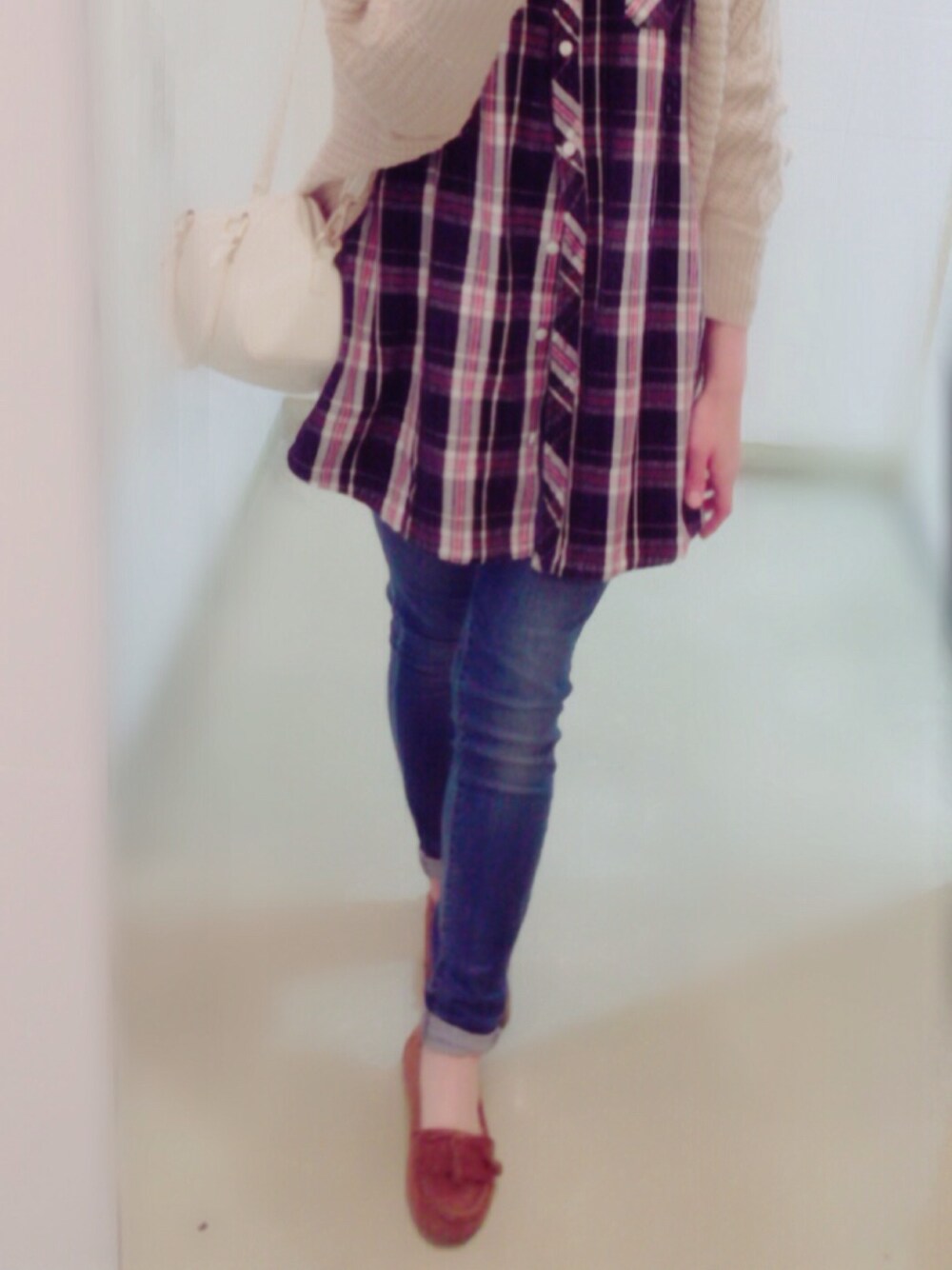 「カジュアル、ワンピース、チェック、プチプラ、デニム、ニット」｜「UNIQLOのアイテム（デニムパンツ、ブルー系）」を使った、miiiさん（レディース・162cm）の秋コーディネートの1枚目の写真