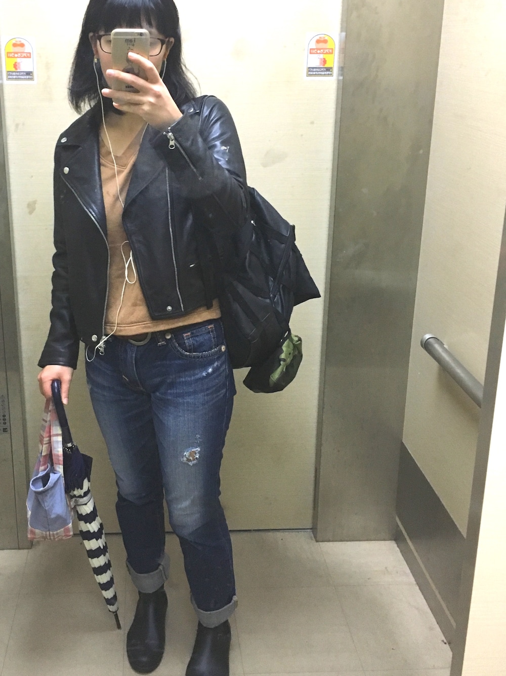 「ootd、outfit、rainy、ライダース、レザージャケット、denim、黒リュック、casual」｜「Catherine Harnelのアイテム（ライダースジャケット、ブラック系）」を使った、sakuさん（レディース・164cm）の秋コーディネートの1枚目の写真