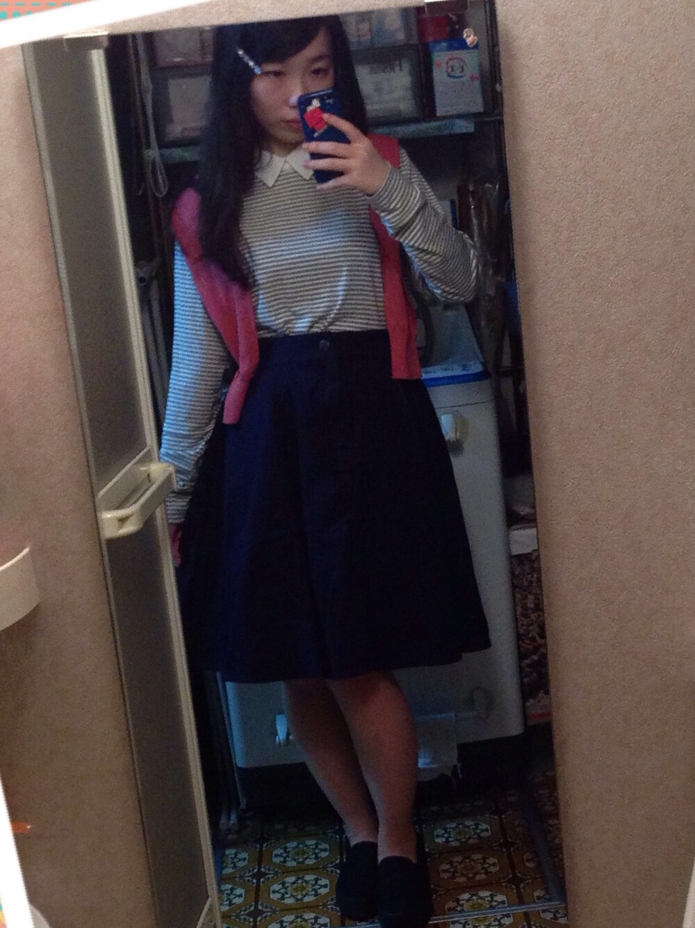 ブルー系のスカート、ブラック系のその他シューズを着用したレディースの春コーディネートの1枚目の写真