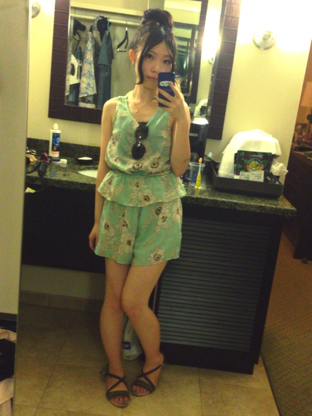 グリーン系のシャツ/ブラウス、グリーン系のその他パンツを着用したレディースの秋コーディネートの1枚目の写真