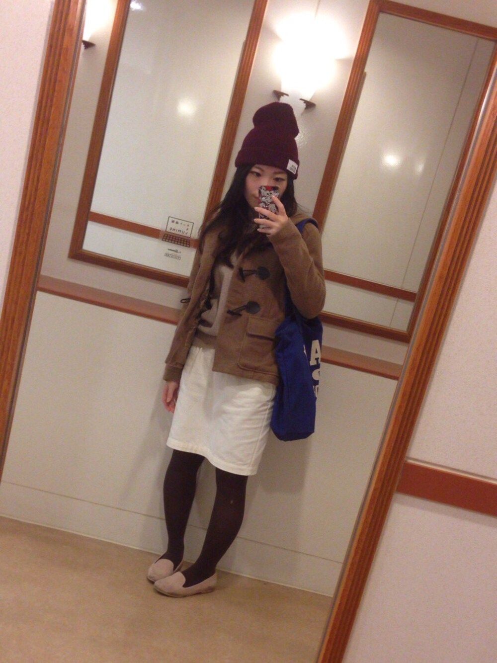 ゴールド系のネックレス、レッド系のニットキャップ/ビーニー、ゴールド系のリングを着用したレディースの秋コーディネートの1枚目の写真