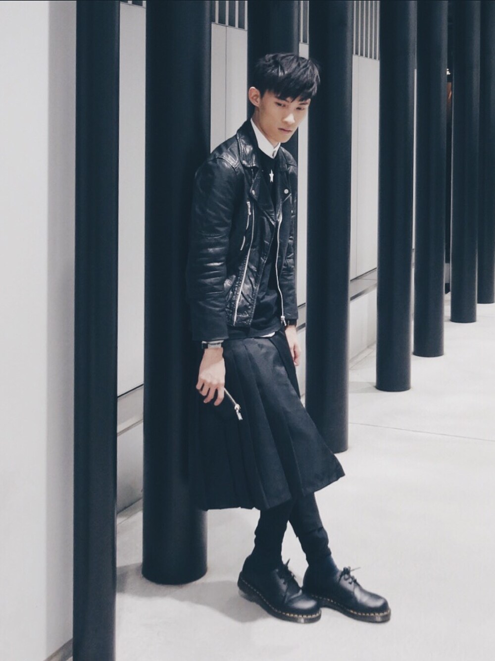 「冬、冬コーデ、寒い、Dr.Martens、ライダース、黒」｜「GIVENCHYのアイテム（Tシャツ/カットソー、ブラック系）」を使った、lucasyshさん（メンズ・186cm）の秋コーディネートの1枚目の写真