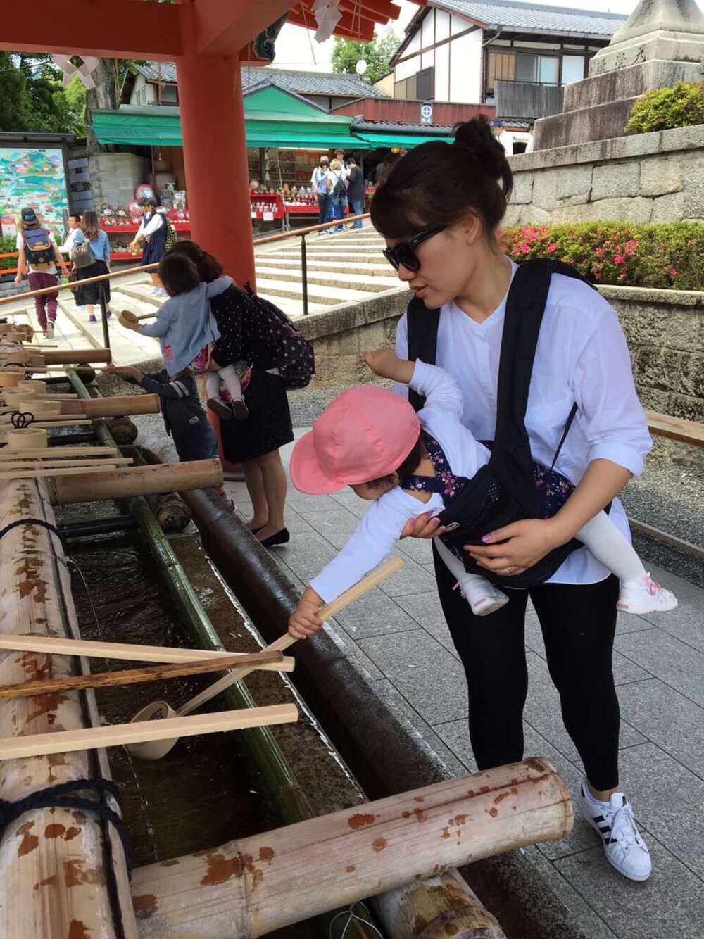 「kyoto、travel」｜「ZARA KIDSのアイテム（キャップ、ピンク系）」を使った、Jessica Chengさん（キッズ・80cm）の夏コーディネートの1枚目の写真