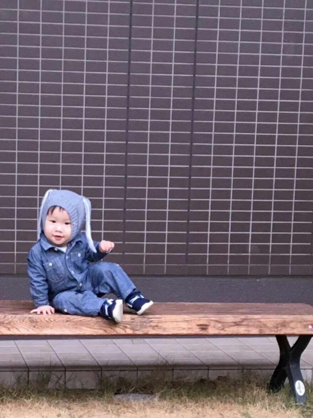 「うさぎ、うさ耳、キッズファッション」｜「babyGAPのアイテム（サロペット/オーバーオール、ブルー系）」を使った、みかさん（キッズ・80cm）の秋コーディネートの1枚目の写真