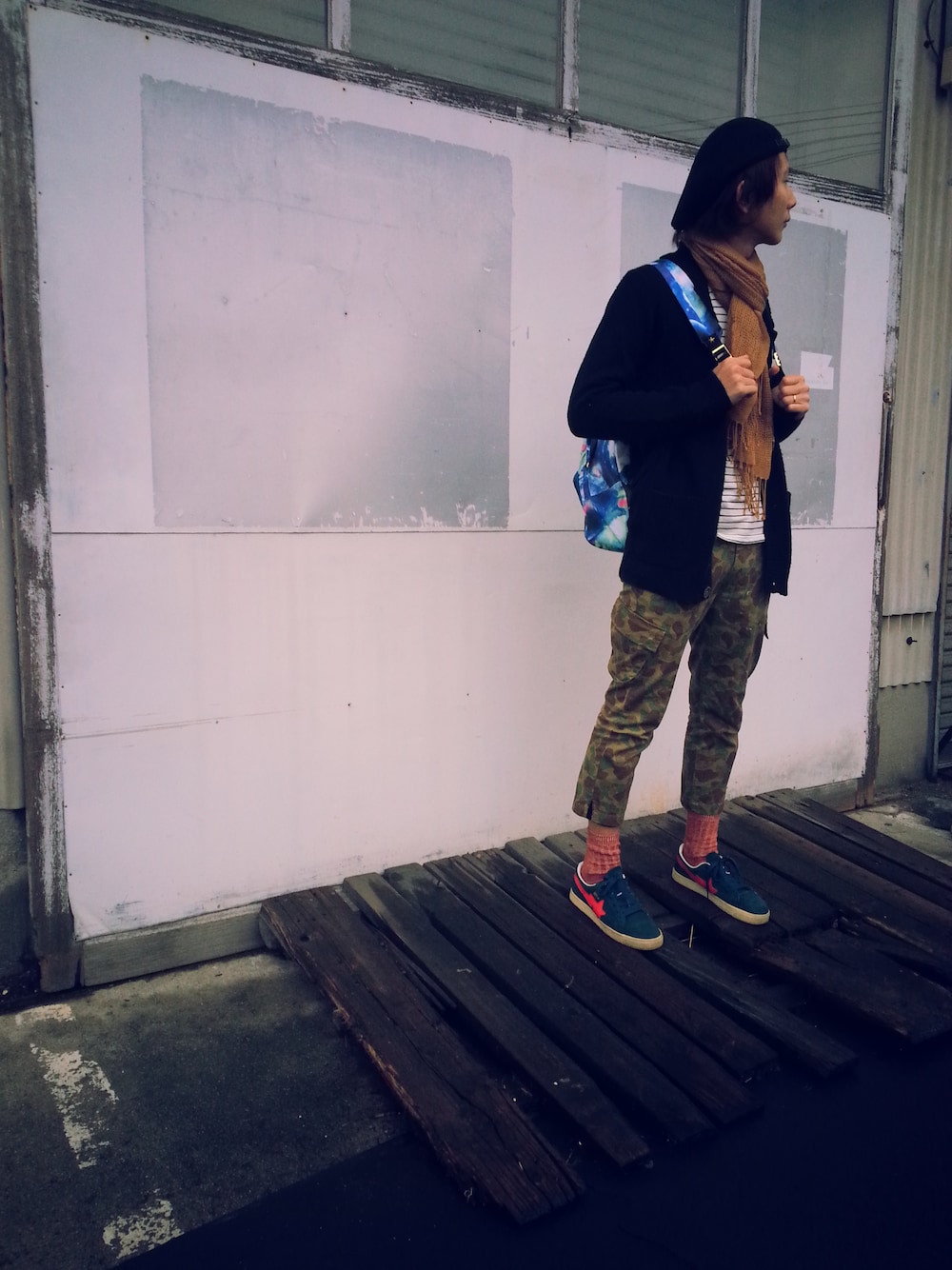 「A BATHING APE、ハイテクスニーカー」｜「A BATHING APEのshoes（スニーカー、ブルー系）」を使った、yumaさん（メンズ・173cm）の冬コーディネートの1枚目の写真