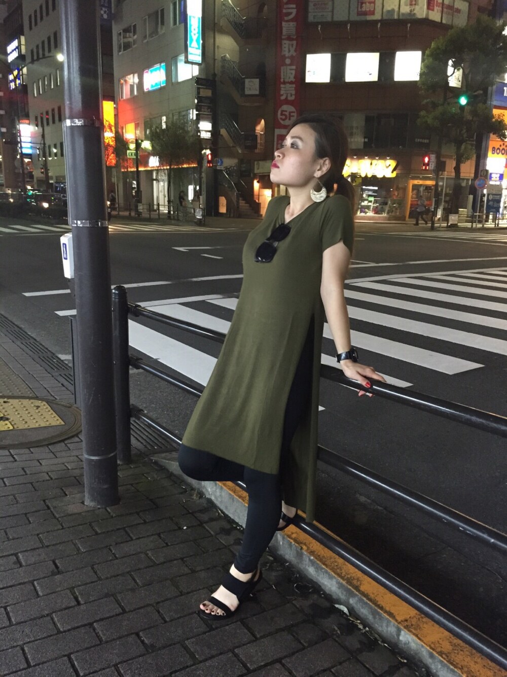 グリーン系のワンピース、ブラック系のサンダル、ブラック系のレギンス/スパッツを着用したレディースの夏コーディネートの1枚目の写真