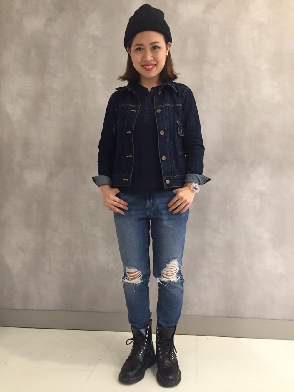 ブルー系のデニムジャケット、ブルー系のデニムパンツ、ブラック系のシューズを着用したレディースの秋コーディネートの1枚目の写真