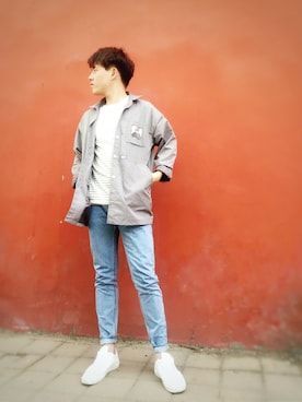 「Dr. Martens（ドクターマーチン）のアイテム（トレンチコート）」を使った、大帅比张家小哥さん（メンズ・177cm）の春コーディネート