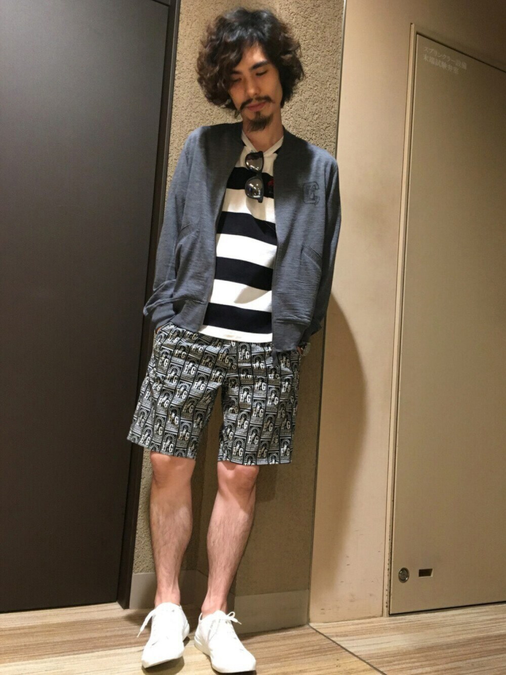 「夏コーデ、ハーフパンツ、ヒステリックグラマー、Hysteric Glamour、モノトーン、ボーダー、グレー、水着、スニーカー、大人カジュアル」｜「HYSTERIC GLAMOURのPolaroid×HYSTERIC/COLLEGE PARTIES サングラス（サングラス、ブラック系）」を使った、ikechanさん（メンズ・171cm）の夏コーディネートの1枚目の写真