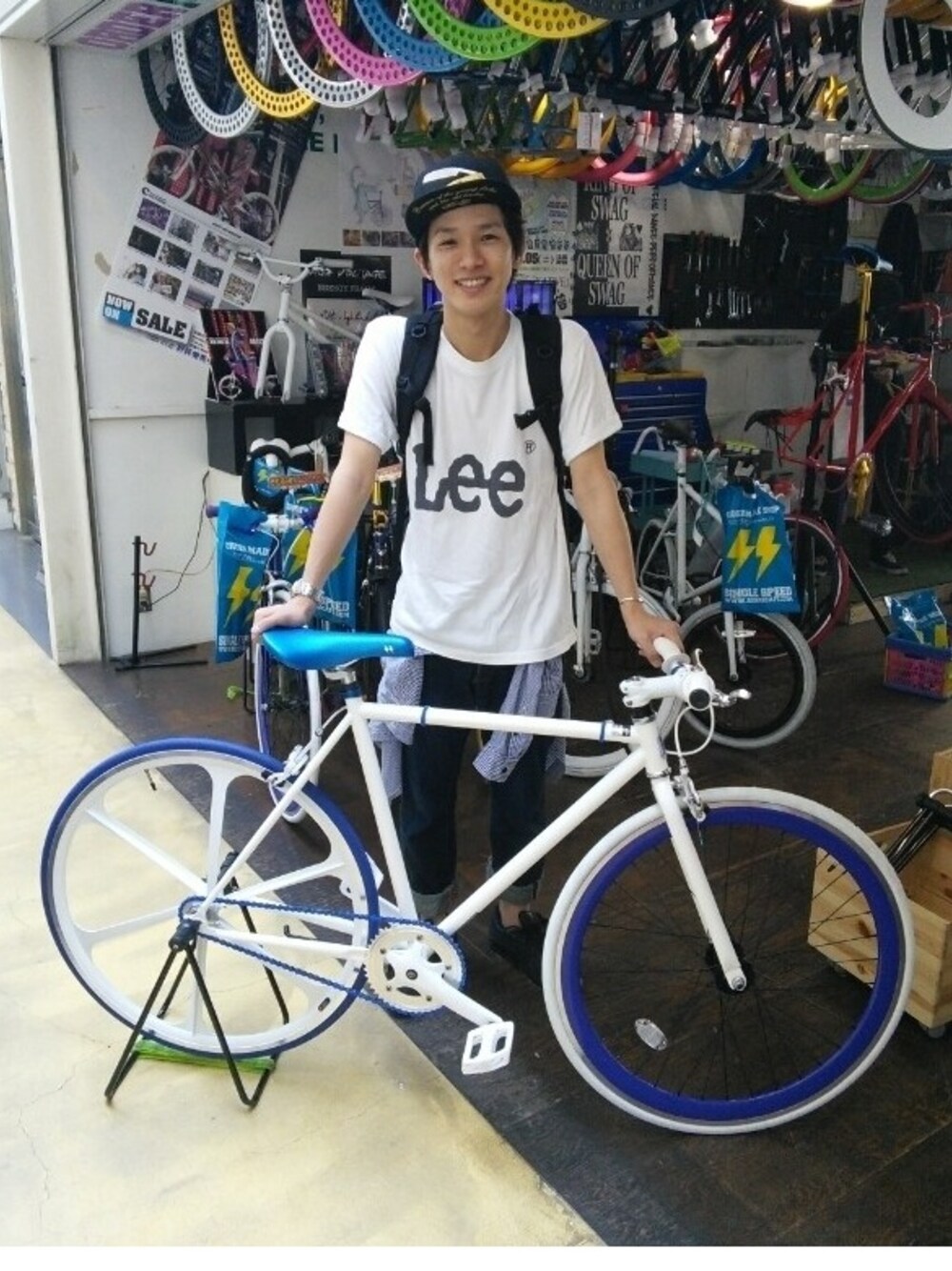 ホワイト系のTシャツ/カットソーを着用したメンズの夏コーディネートの1枚目の写真