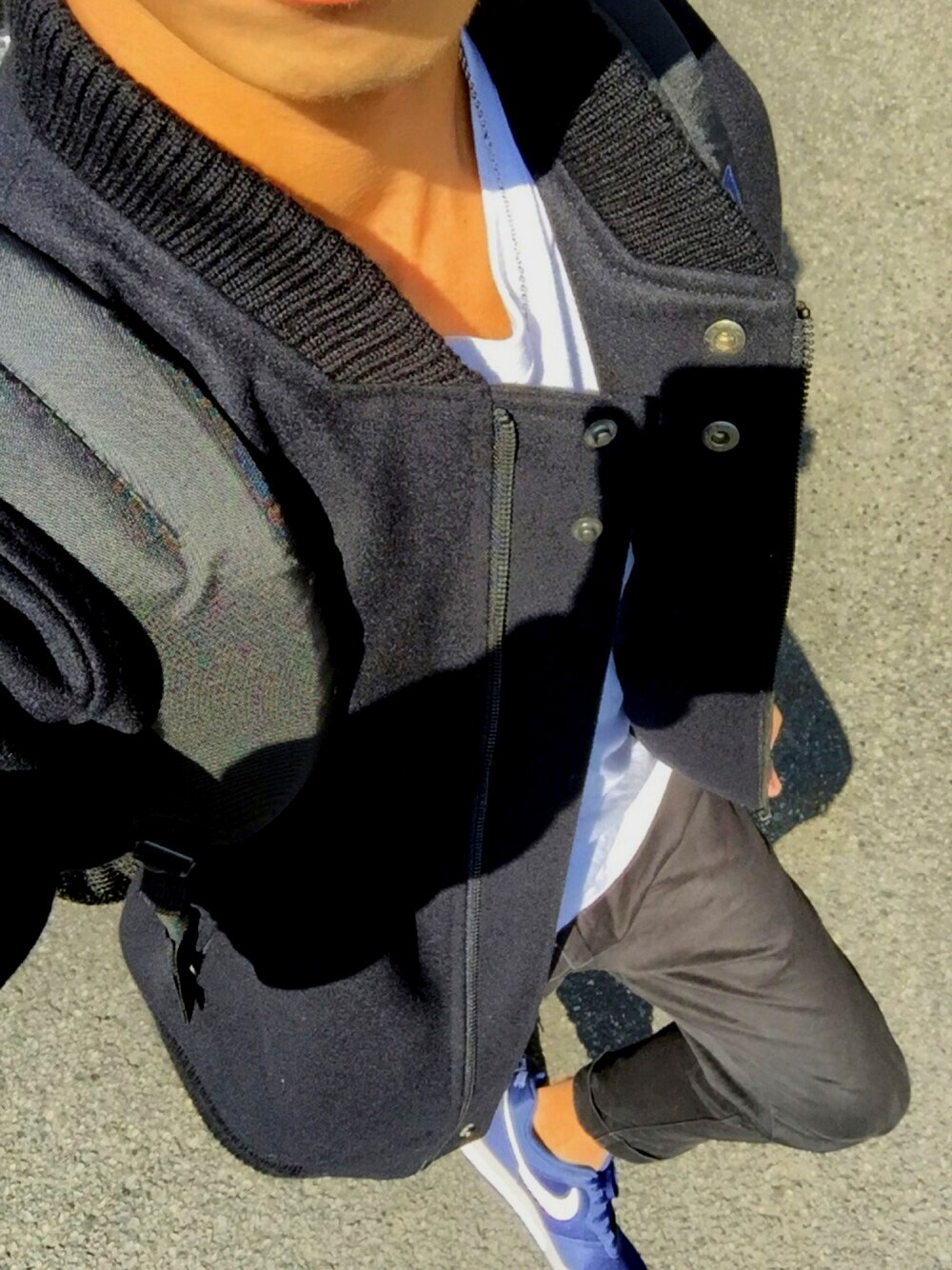 「スタジャン、MA-1、白Tシャツ、ナイキ、jansport、スニーカー」｜「NIKEのNIKE/ナイキ MDランナー2 749794（スニーカー、ブルー系）」を使った、のりさん（メンズ・167cm）の秋コーディネートの1枚目の写真