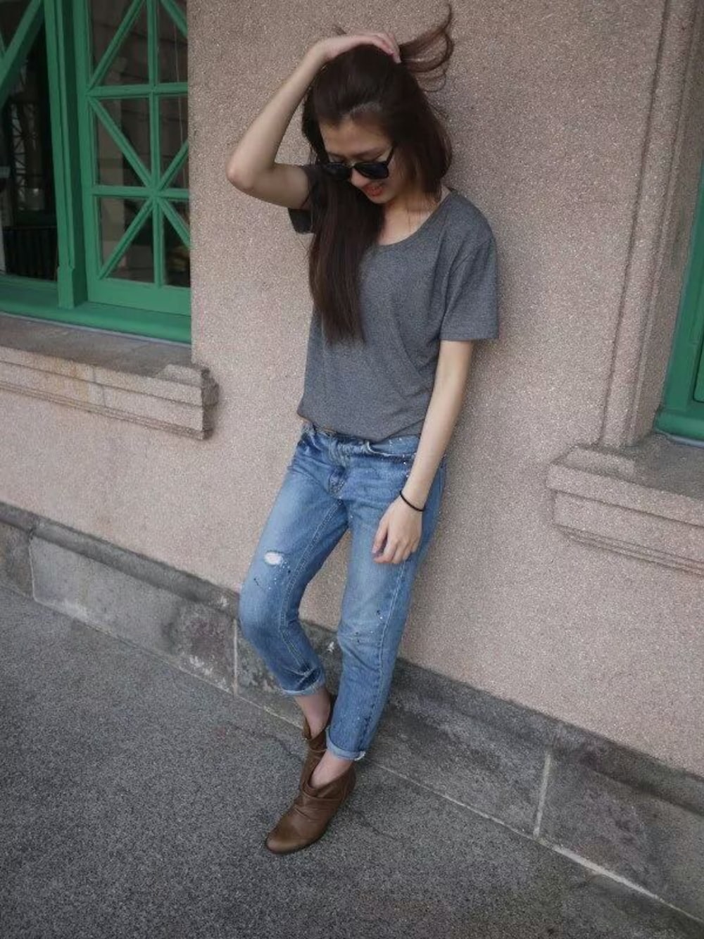 「simple、gray、bf jeans、denim、墨鏡、Sunglasses」｜「TTOPのアイテム（デニムパンツ、ブルー系）」を使った、Irisさん（レディース・165cm）の夏コーディネートの1枚目の写真