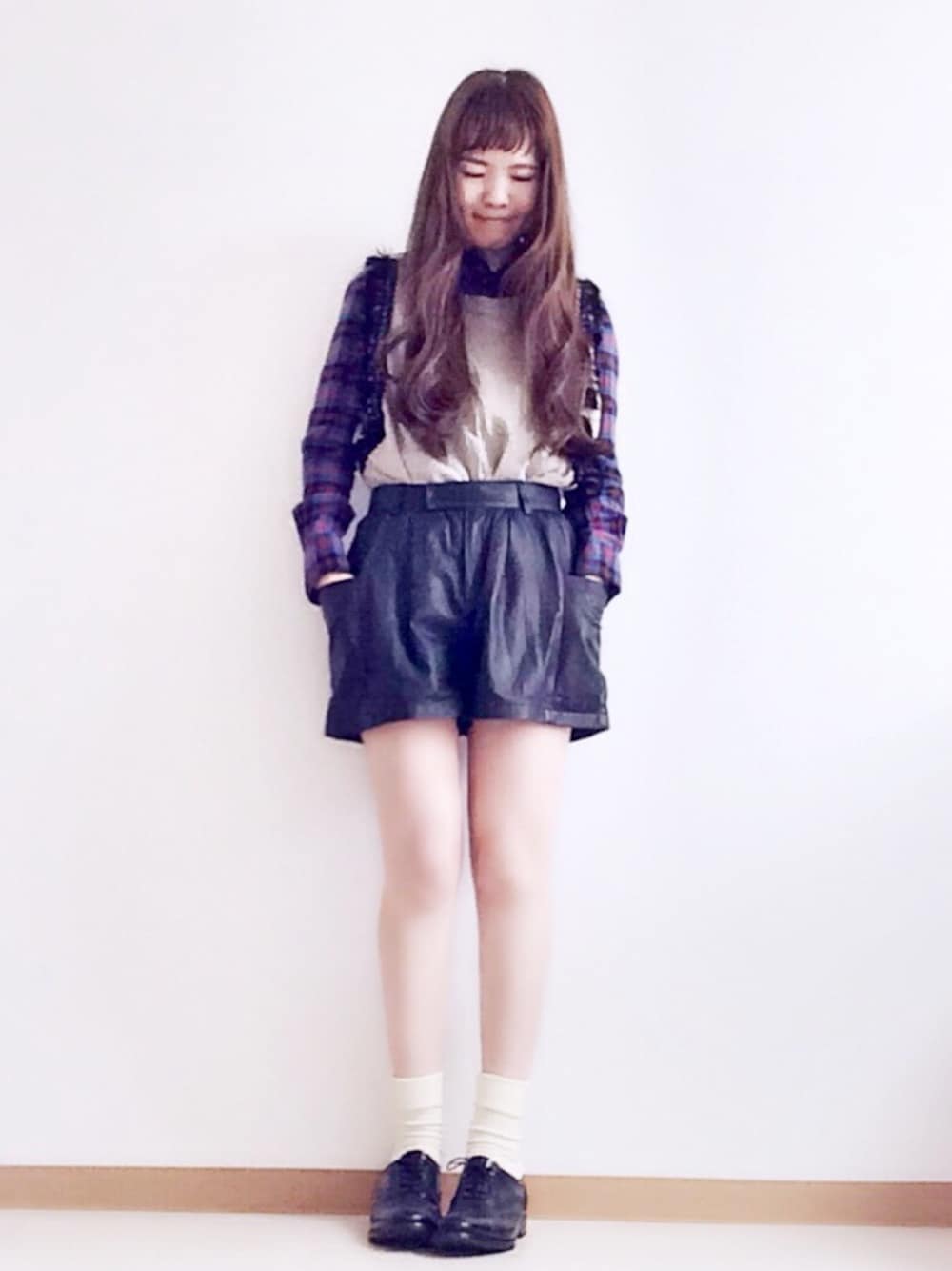 その他のシャツ/ブラウス、ベージュ系のベスト、ブラック系のその他パンツを着用したレディースの春コーディネートの1枚目の写真