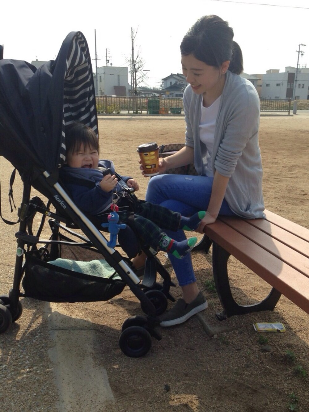 「シンプル、ママコーデ、スリッポン、デニム、ダメージデニムパンツ、公園、お散歩♪、息子、カジュアル」｜「ZARAのアイテム（Tシャツ/カットソー、ホワイト系）」を使った、shiho_mさん（レディース・156cm）の春コーディネートの1枚目の写真