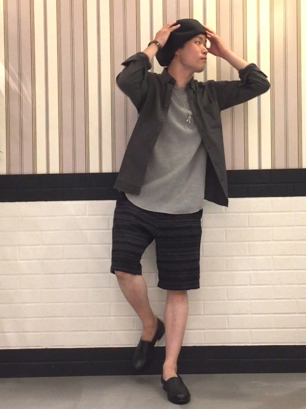 グリーン系のトップス、グレー系のTシャツ/カットソー、グレー系のその他パンツを着用したメンズの夏コーディネートの1枚目の写真