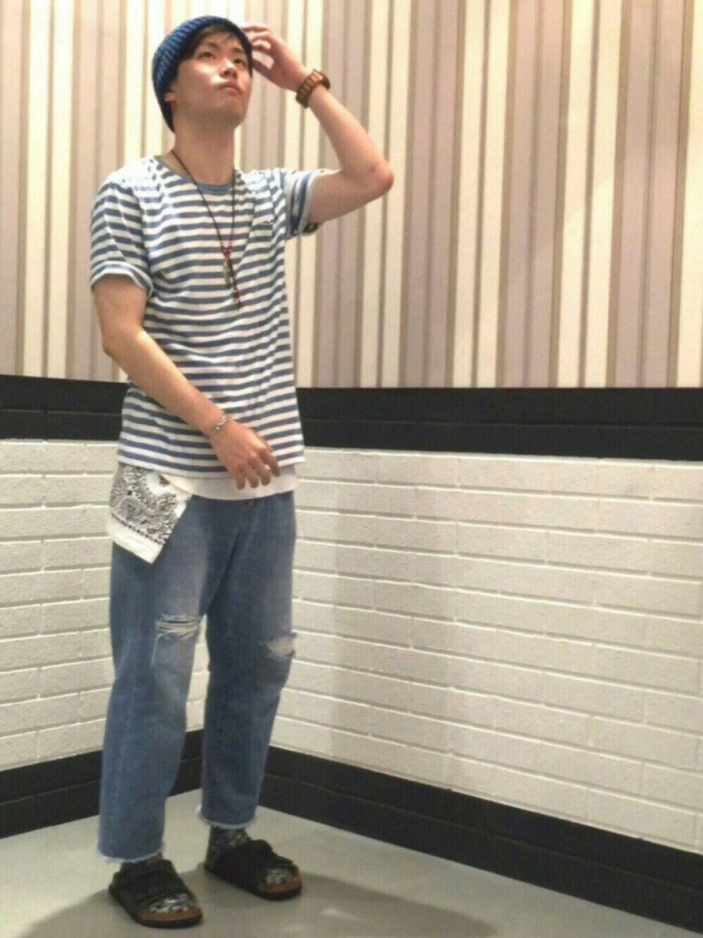 その他のTシャツ/カットソー、ホワイト系のタンクトップ、ブルー系のデニムパンツを着用したメンズの夏コーディネートの1枚目の写真