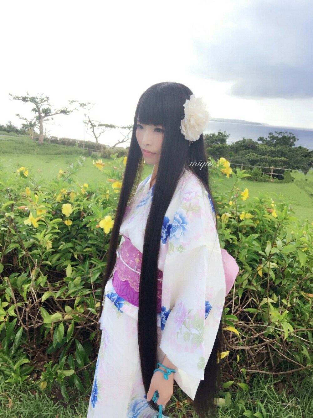 ホワイト系の浴衣を着用したレディースの夏コーディネートの1枚目の写真