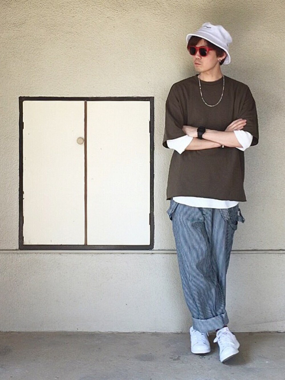 グリーン系のTシャツ/カットソー、ホワイト系のTシャツ/カットソー、その他のサロペット/オーバーオールを着用したメンズの春コーディネートの1枚目の写真