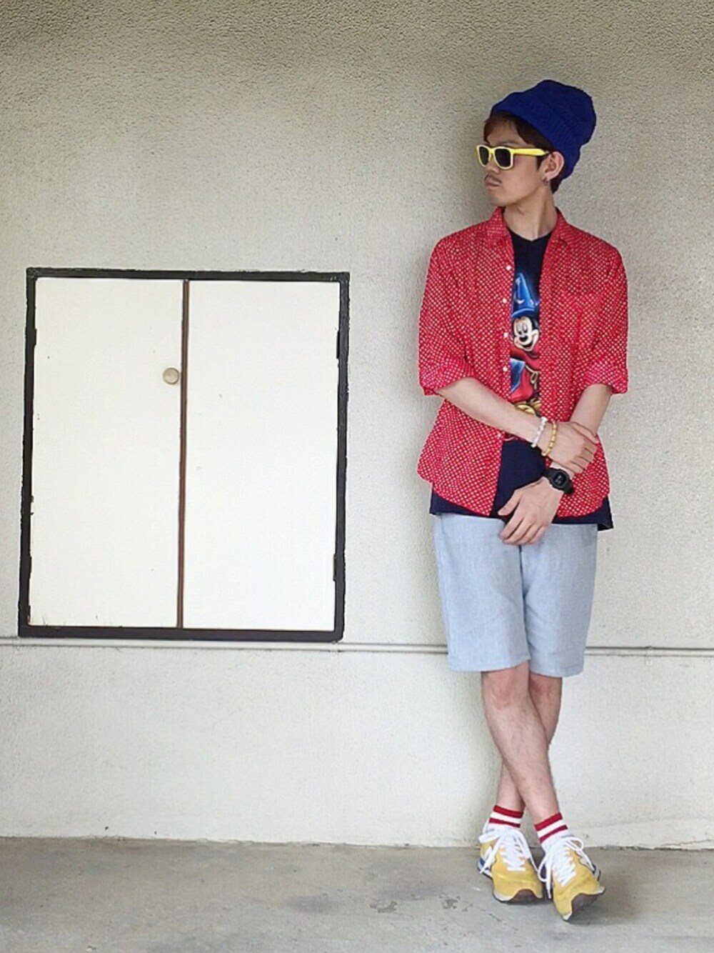 レッド系のシャツ/ブラウス、ブルー系のTシャツ/カットソー、グレー系のパンツを着用したメンズの夏コーディネートの1枚目の写真