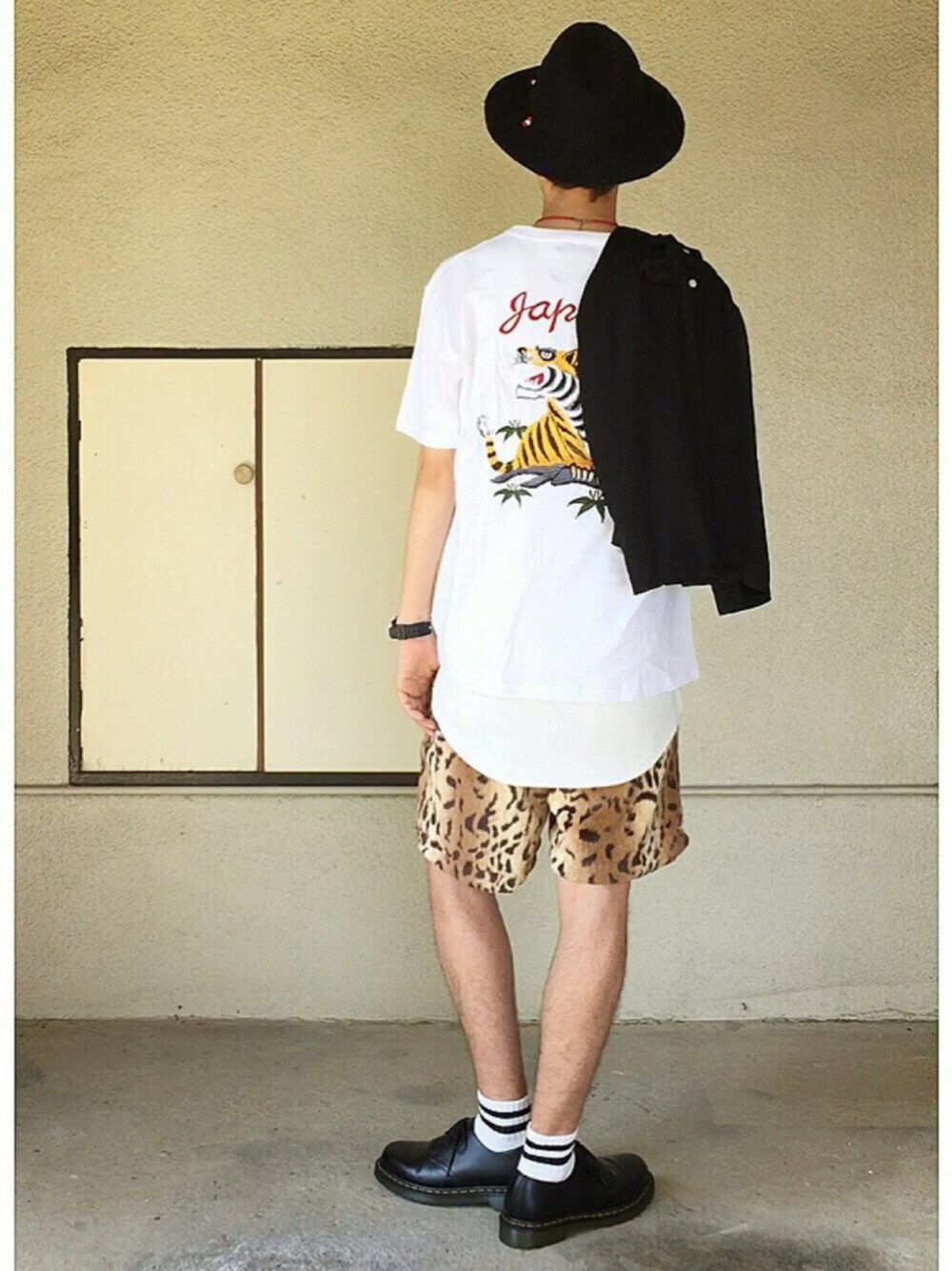 ホワイト系のタンクトップ、ホワイト系のTシャツ/カットソー、ブラック系のシャツ/ブラウスを着用したメンズの夏コーディネートの1枚目の写真