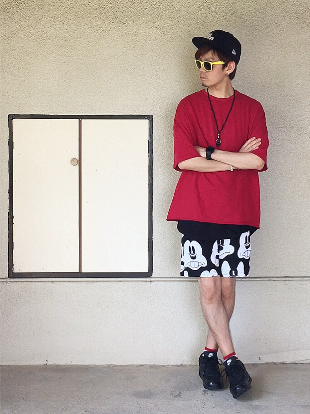 レッド系のTシャツ/カットソー、ブラック系のタンクトップ、ブラック系のパンツを着用したメンズの夏コーディネートの1枚目の写真