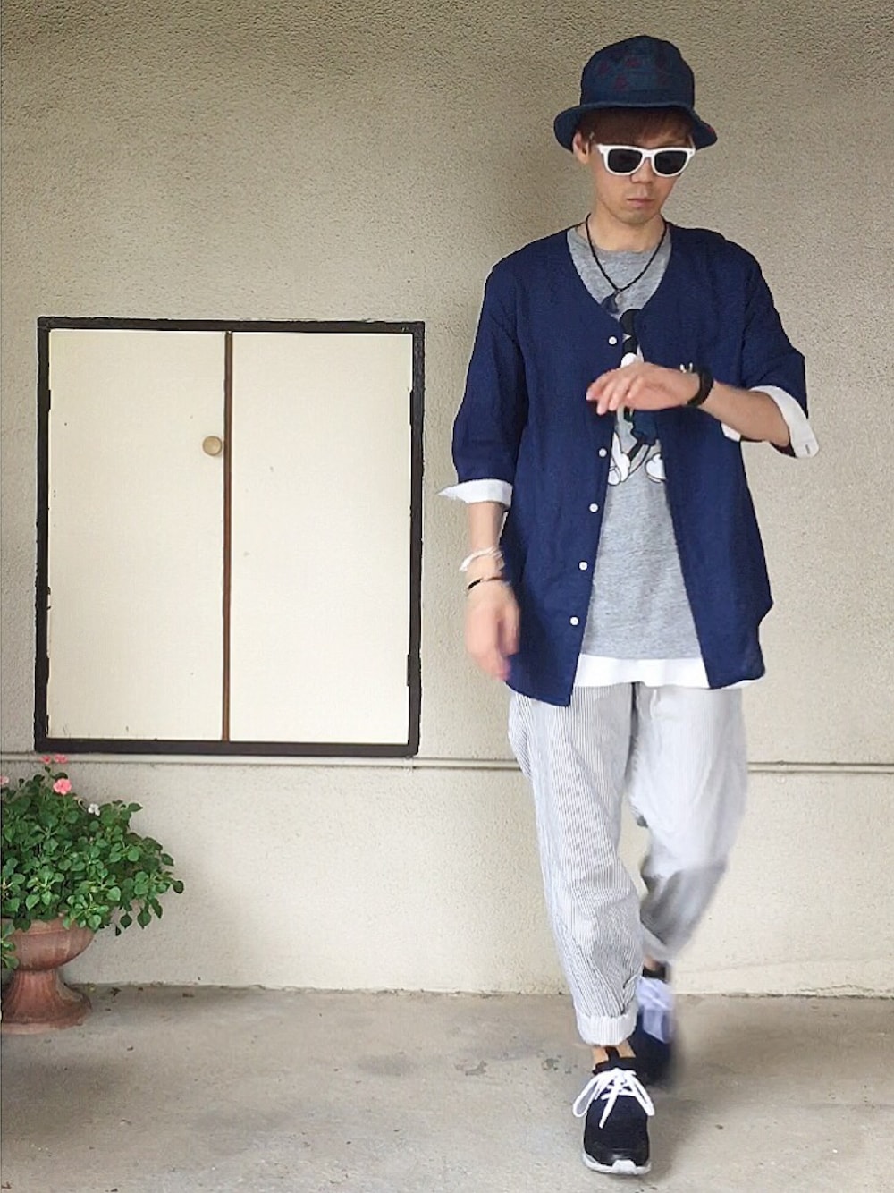 グレー系のTシャツ/カットソー、ホワイト系のパンツ、ブラック系のスニーカーを着用したメンズの夏コーディネートの1枚目の写真