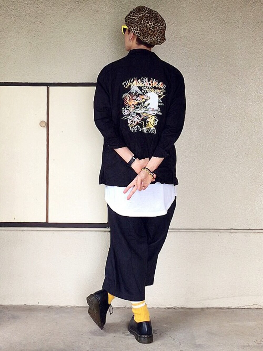 ブラック系のシャツ/ブラウス、ブラック系のTシャツ/カットソー、ホワイト系のTシャツ/カットソーを着用したメンズの秋コーディネートの1枚目の写真