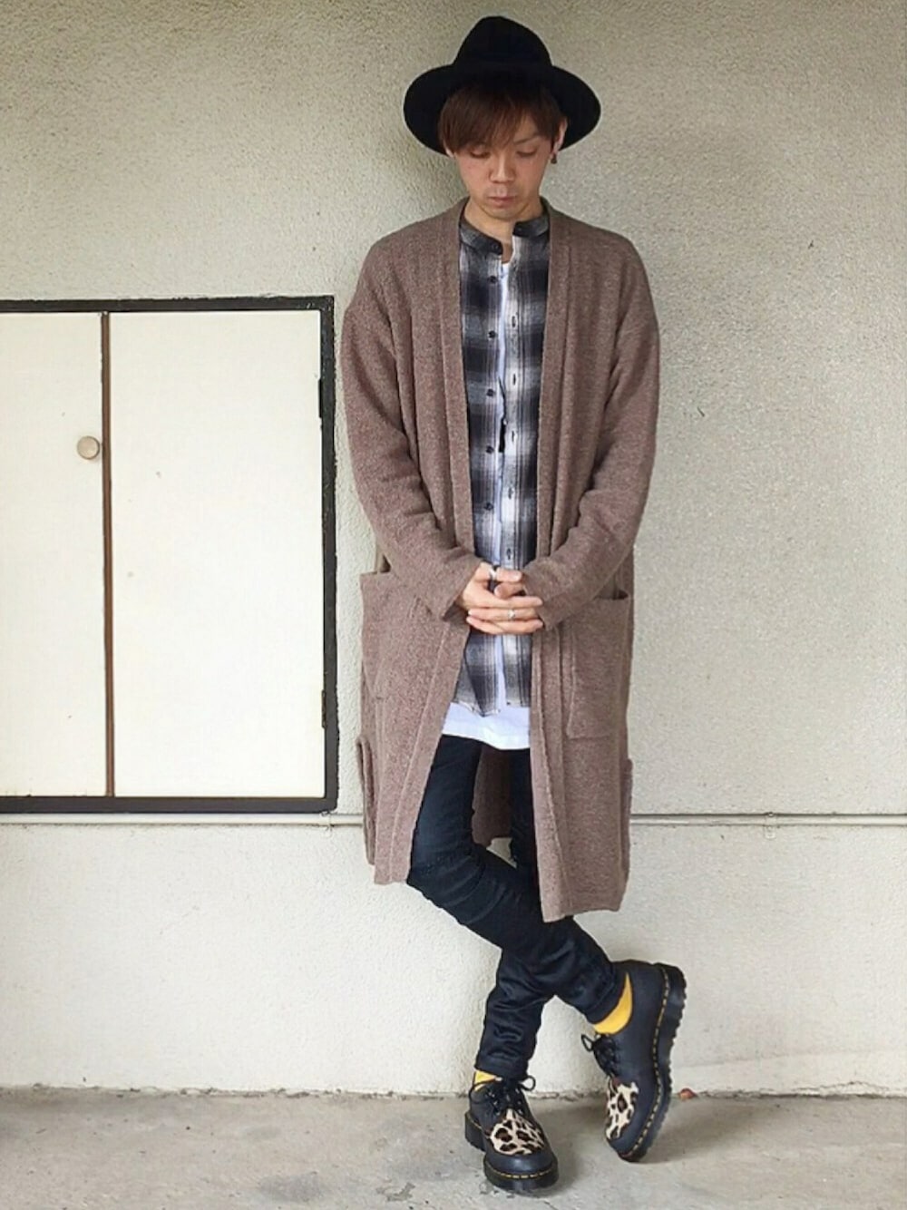 ベージュ系のカーディガン/ボレロ、ブラック系のシャツ/ブラウス、ホワイト系のTシャツ/カットソーを着用したメンズの秋コーディネートの1枚目の写真