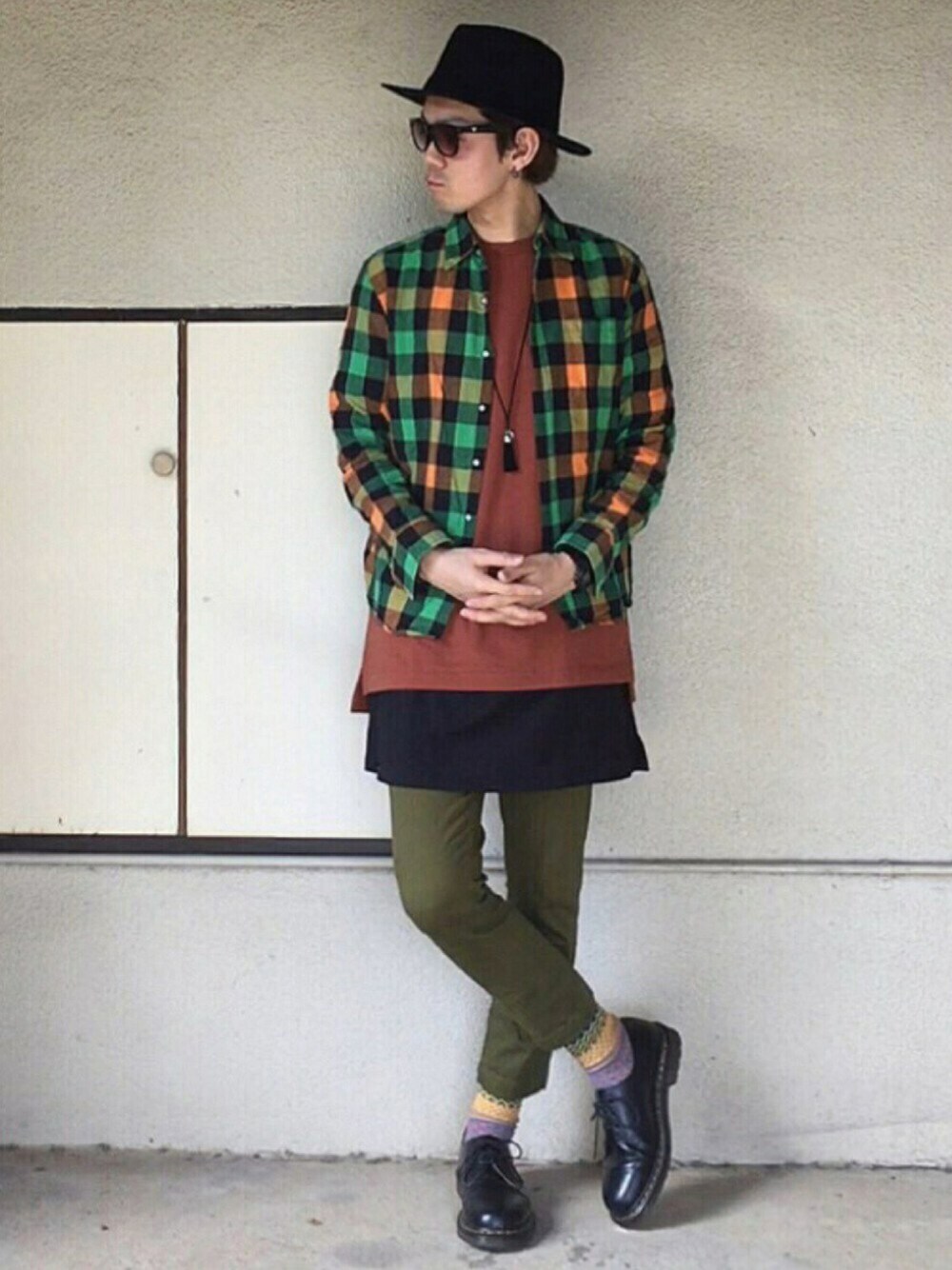 その他のシャツ/ブラウス、ブラック系のブーツ、ブラック系のTシャツ/カットソーを着用したメンズの秋コーディネートの1枚目の写真