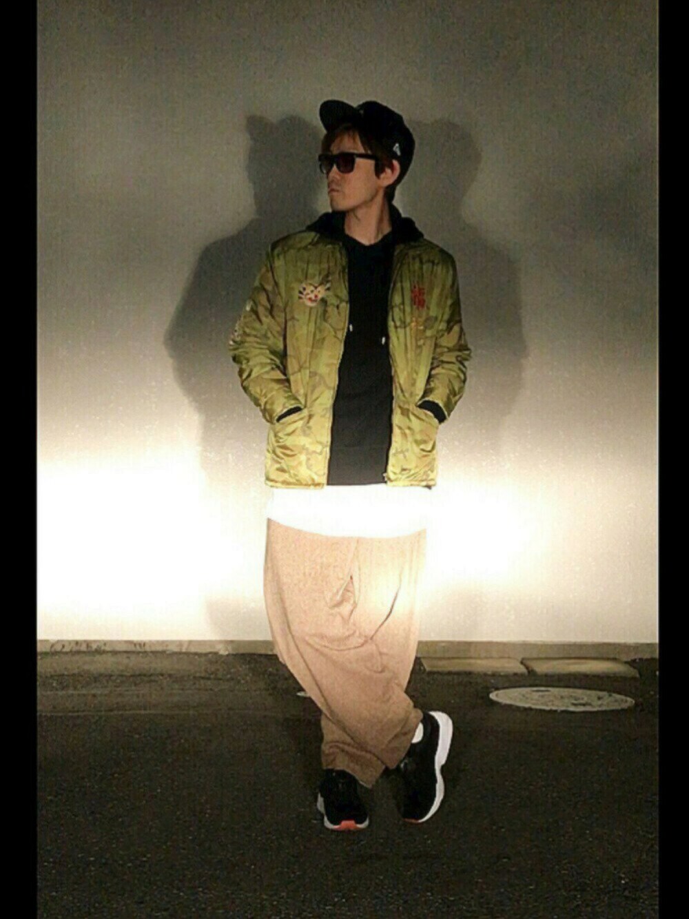 グリーン系のジャケット/アウター、ブラック系のパーカー、ホワイト系のTシャツ/カットソーを着用したメンズの秋コーディネートの1枚目の写真