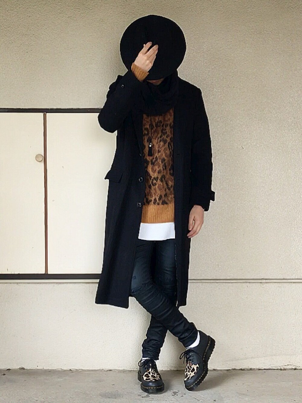 ブラック系のチェスターコート、その他のニット/セーター、ホワイト系のTシャツ/カットソーを着用したメンズの秋コーディネートの1枚目の写真