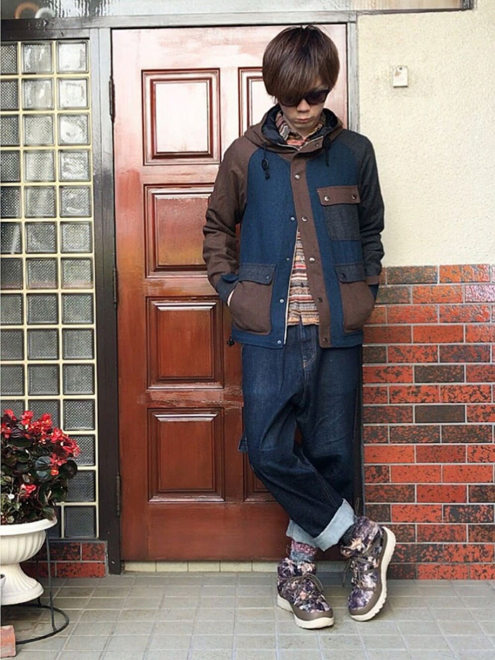 その他のマウンテンパーカー、その他のシャツ/ブラウス、ブルー系のデニムパンツを着用したメンズの冬コーディネートの1枚目の写真