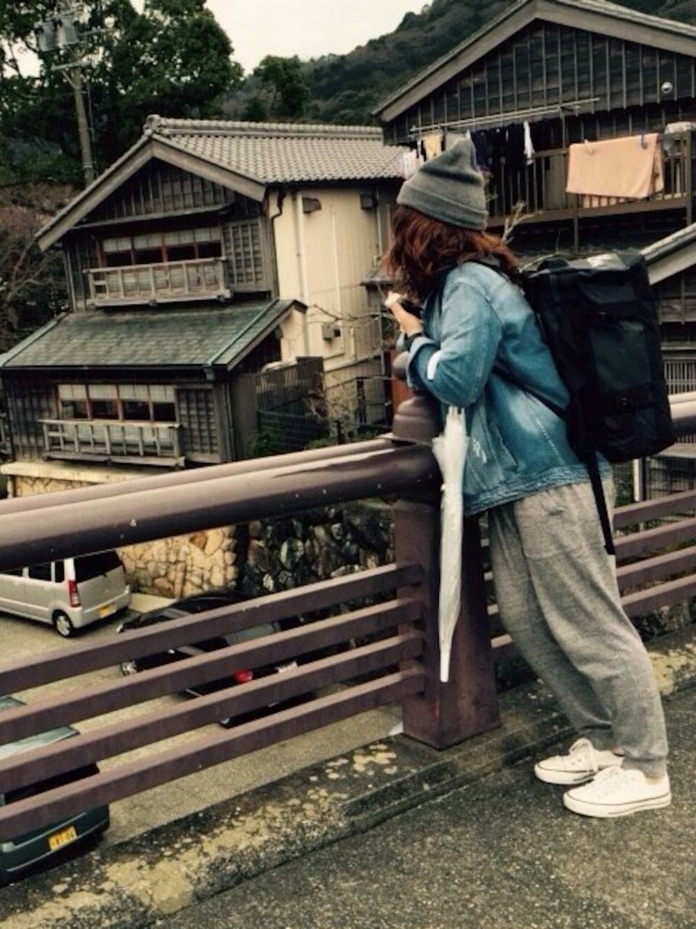 ホワイト系のスニーカー、ブラック系のバックパック/リュック、ホワイト系のTシャツ/カットソーを着用したレディースの春コーディネートの1枚目の写真