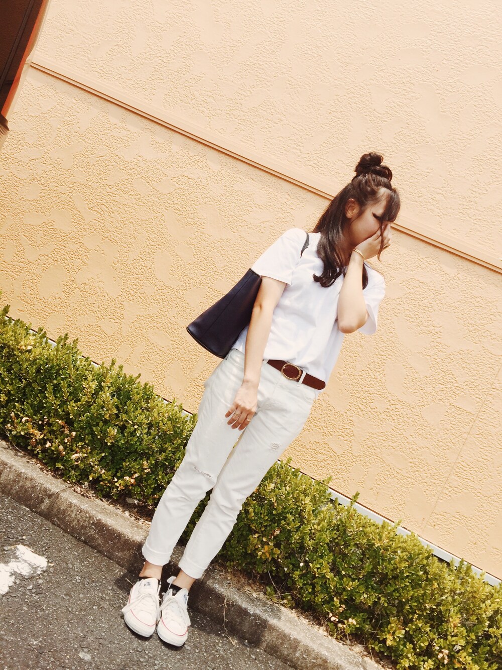 「シンプル、ワントーンコーデ、ホワイト、ホワイトパンツ、白デニム、白Tシャツ、ハーフアップお団子、オトナカジュアル」｜「LOWRYS FARMの20カリフォルニアVネックTシャツ　712889（Tシャツ/カットソー、ホワイト系）」を使った、萌さん（レディース・157cm）の夏コーディネートの1枚目の写真