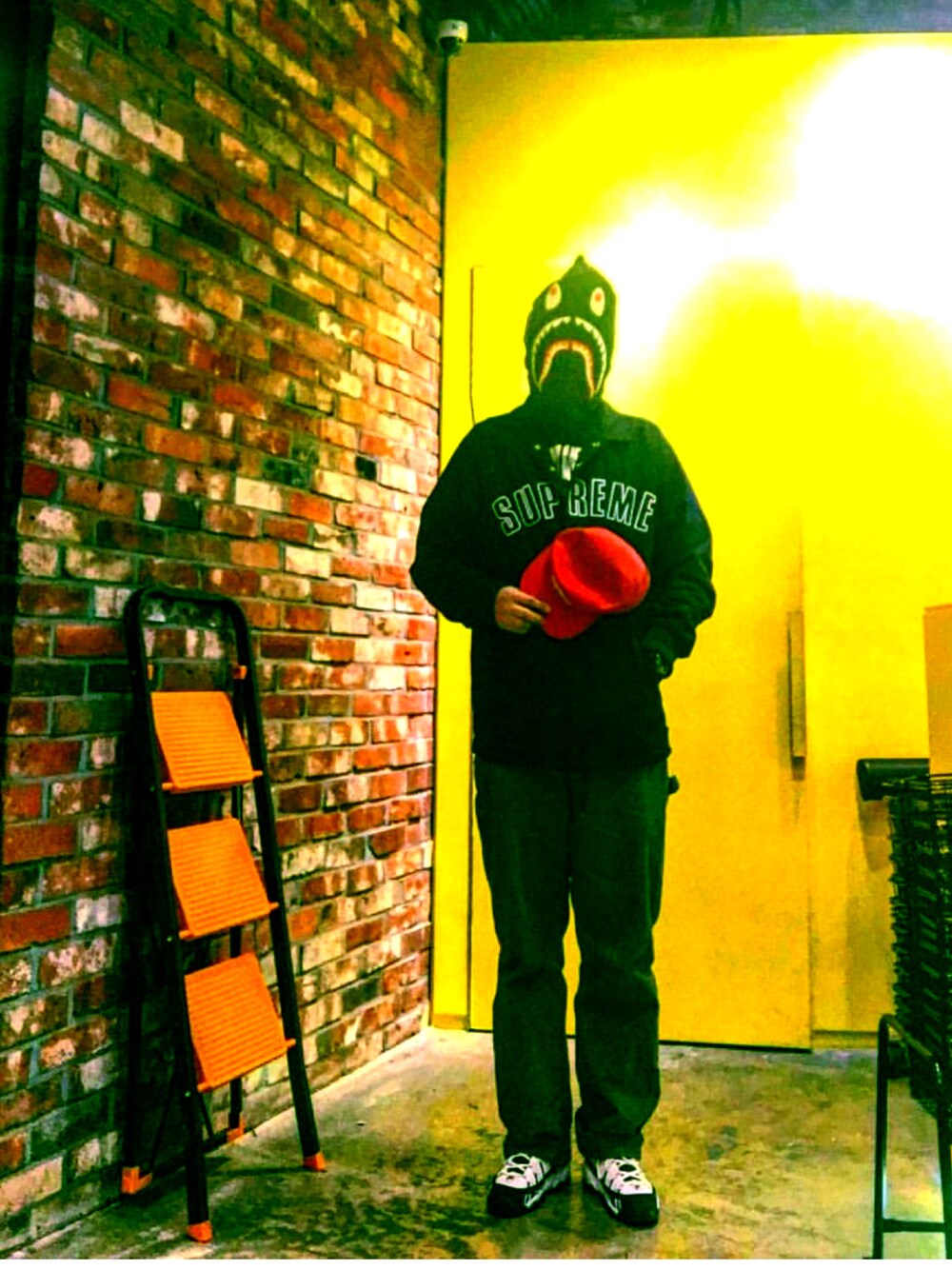 「Bape、HIPHOP、street、osaka、seoul」｜「Supreme のアイテム（キャップ、レッド系）」を使った、RawnessJinhoLeeさん（メンズ・174cm）の冬コーディネートの1枚目の写真