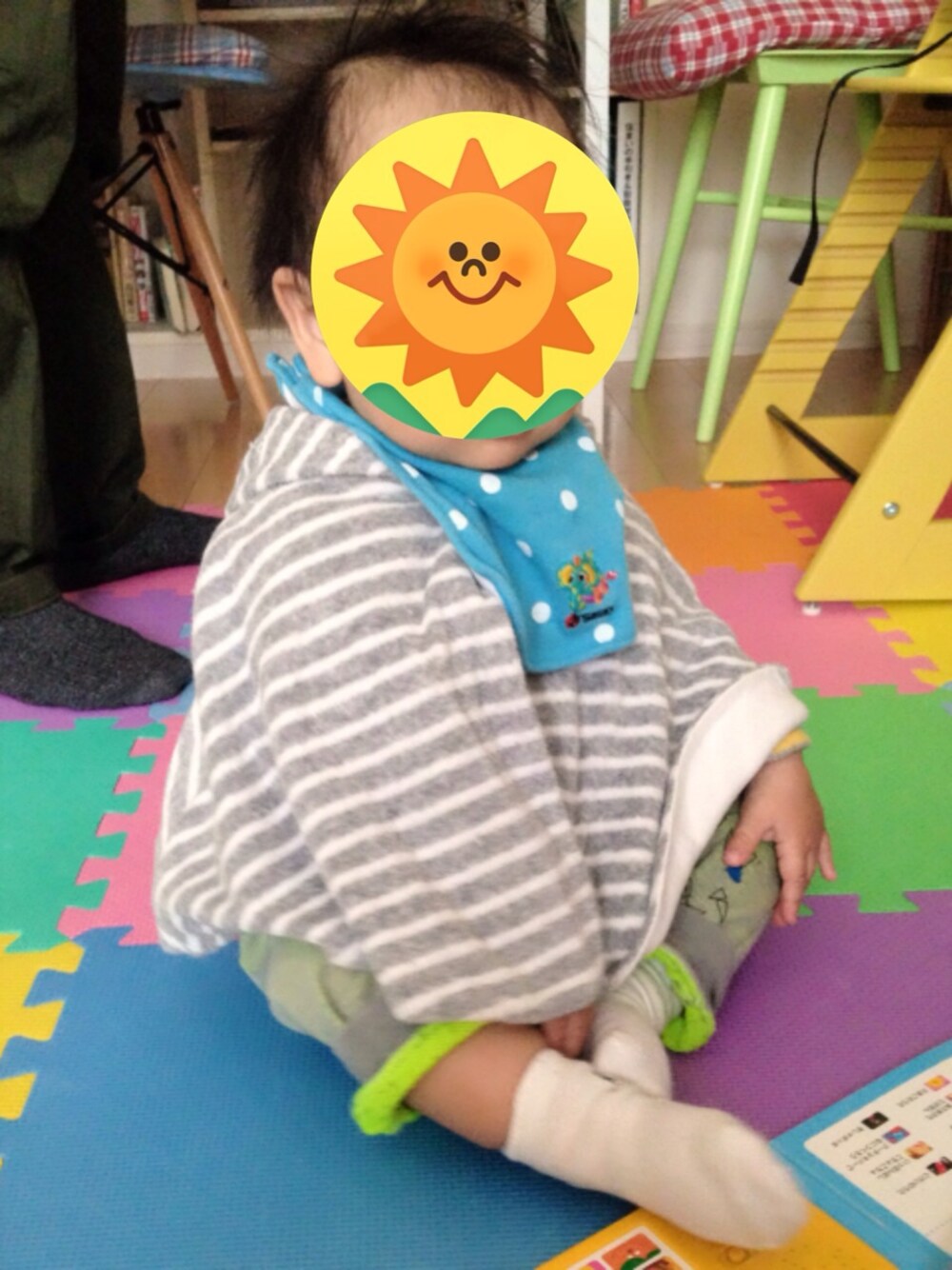 「ボーダー、ドット、kids、ポンチョ、白ソックス、蛍光カラー、GAPbaby、baby GAP」｜「アイテム（その他パンツ、グリーン系）」を使った、hacchanさん（キッズ・80cm）の春コーディネートの1枚目の写真