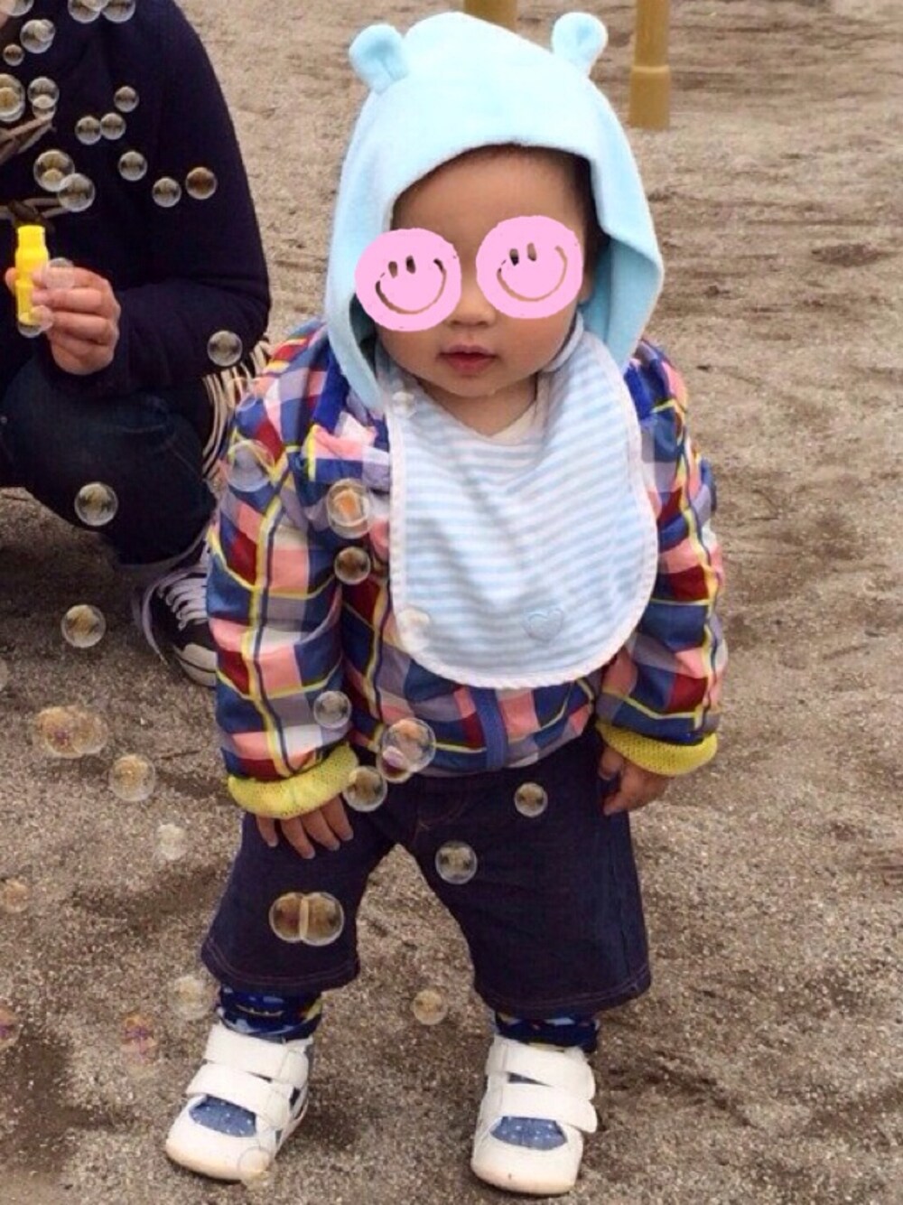 「チェック、ボーダー、UNIQLO、ユニクロ、くま、柄×柄、ファーストシューズ、GAPbaby」｜「babyGAPのアイテム（パーカー、ブルー系）」を使った、hacchanさん（キッズ・80cm）の春コーディネートの1枚目の写真