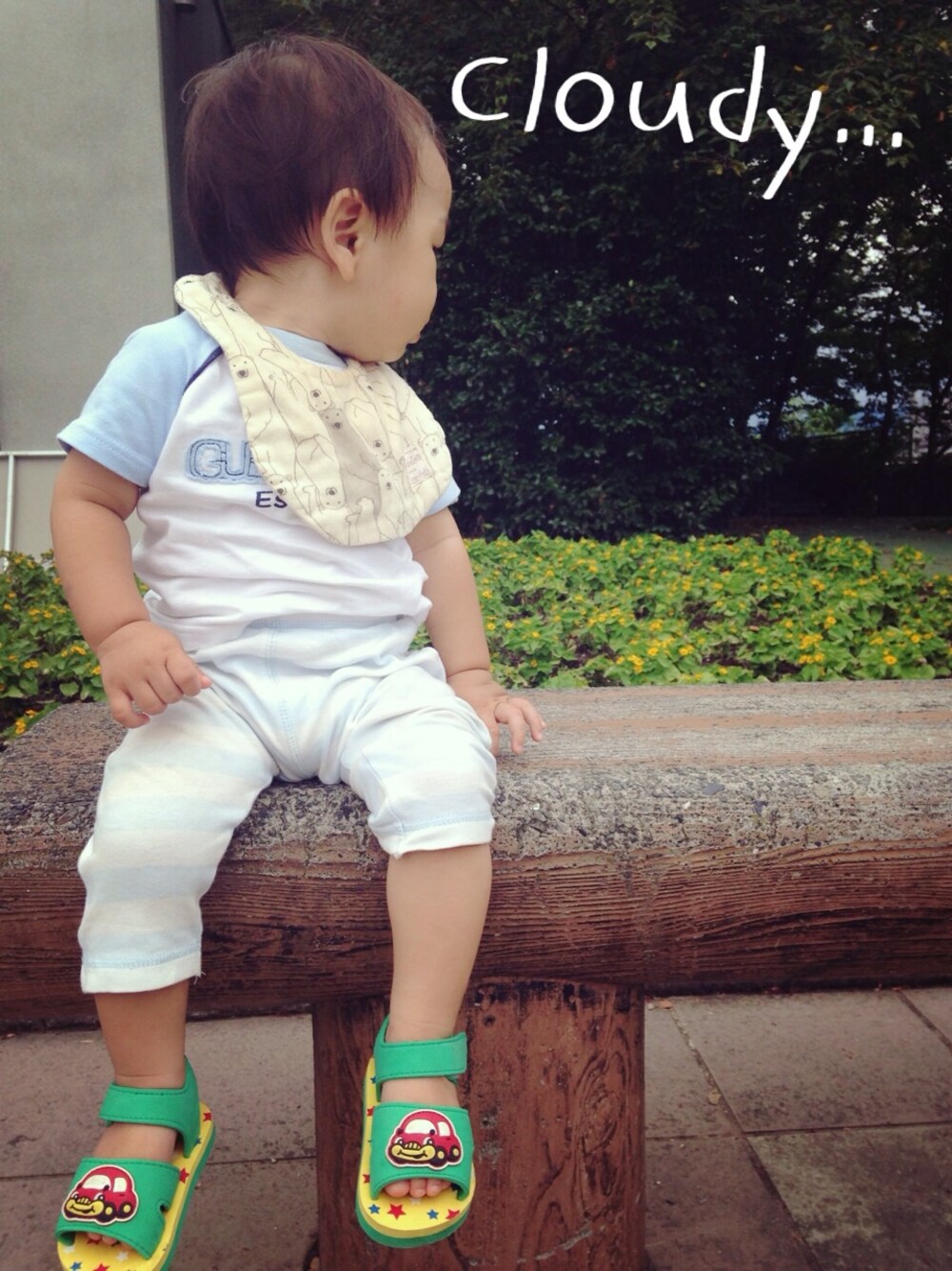 「パステルカラー、ボーダーパンツ、GAPbaby、kids、ラグランTシャツ、しろくま、サンダル」｜「Guessのアイテム（Tシャツ/カットソー、ホワイト系）」を使った、hacchanさん（キッズ・80cm）の夏コーディネートの1枚目の写真