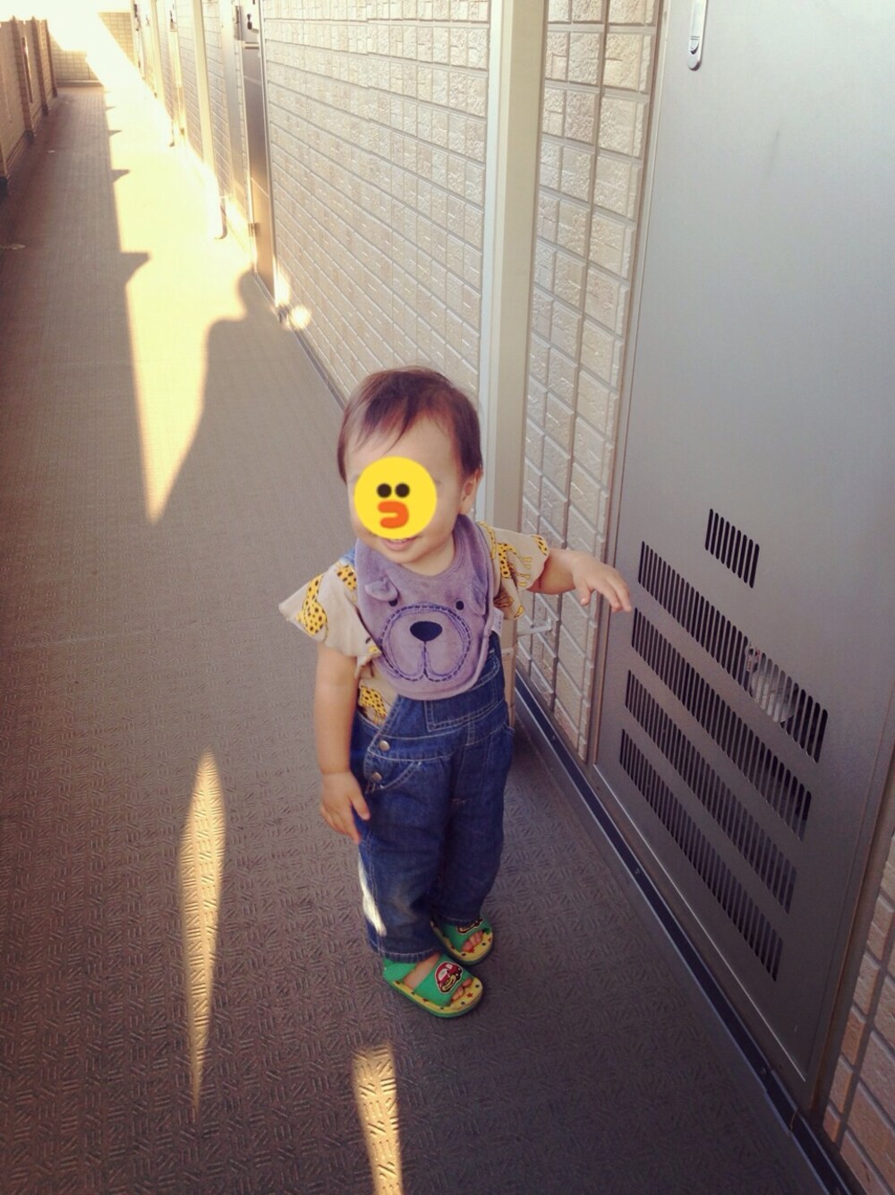 「袖フリル、オーバーオール、kids、きりん、minirodini、くま、GAPbaby、動物モチーフ」｜「Mini Rodiniのアイテム（ロンパース、イエロー系）」を使った、hacchanさん（キッズ・80cm）の秋コーディネートの1枚目の写真