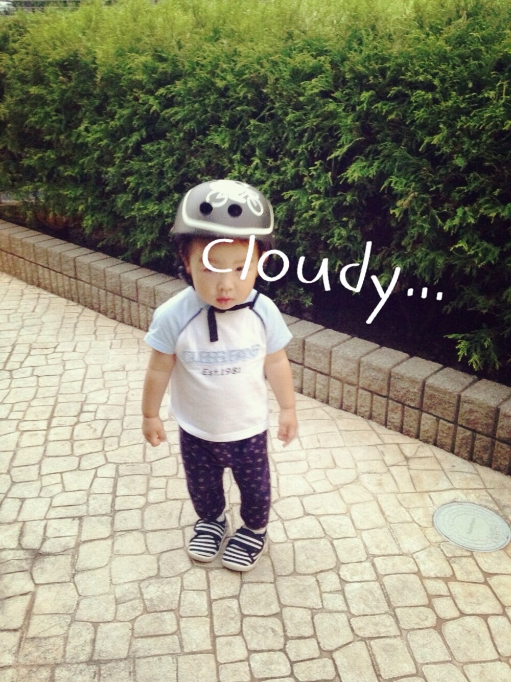 「bikke、kids、guess、UNIQLO、マリン、ヘルメット、太ボーダー、ボーダー、西松屋」｜「Guessのアイテム（Tシャツ/カットソー、ホワイト系）」を使った、hacchanさん（キッズ・80cm）の秋コーディネートの1枚目の写真