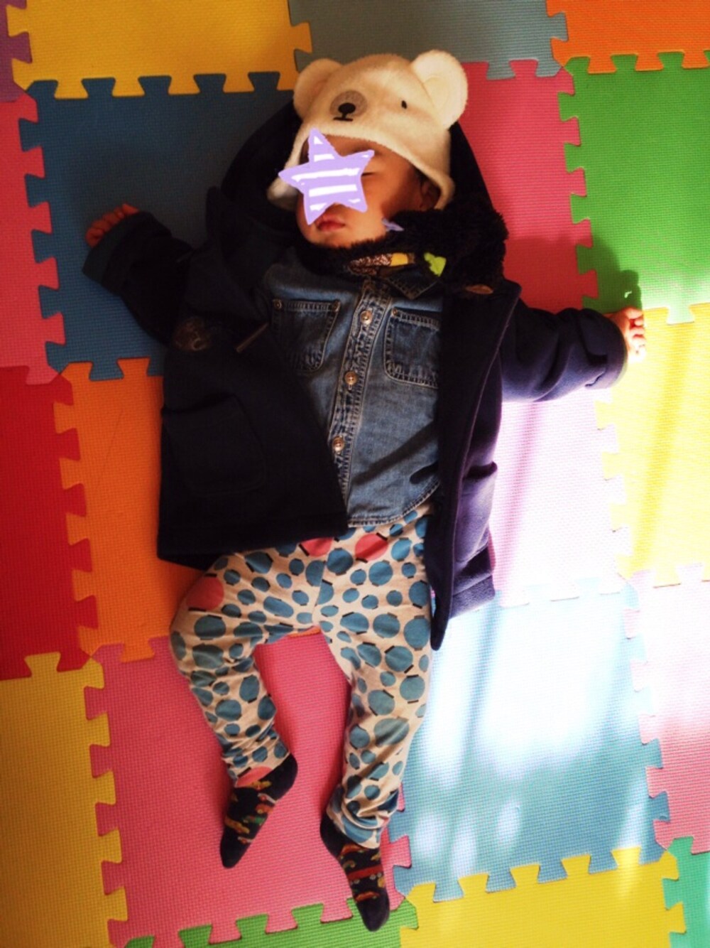 「ロング丈ダッフル、マフラーぐるぐる、marimekko、デニムシャツ、しろくま、kids、ダッフルコート、お昼寝中、codycoby、耳つき」｜「babyGAPのアイテム（シャツ/ブラウス、グレー系）」を使った、hacchanさん（キッズ・90cm）の冬コーディネートの1枚目の写真