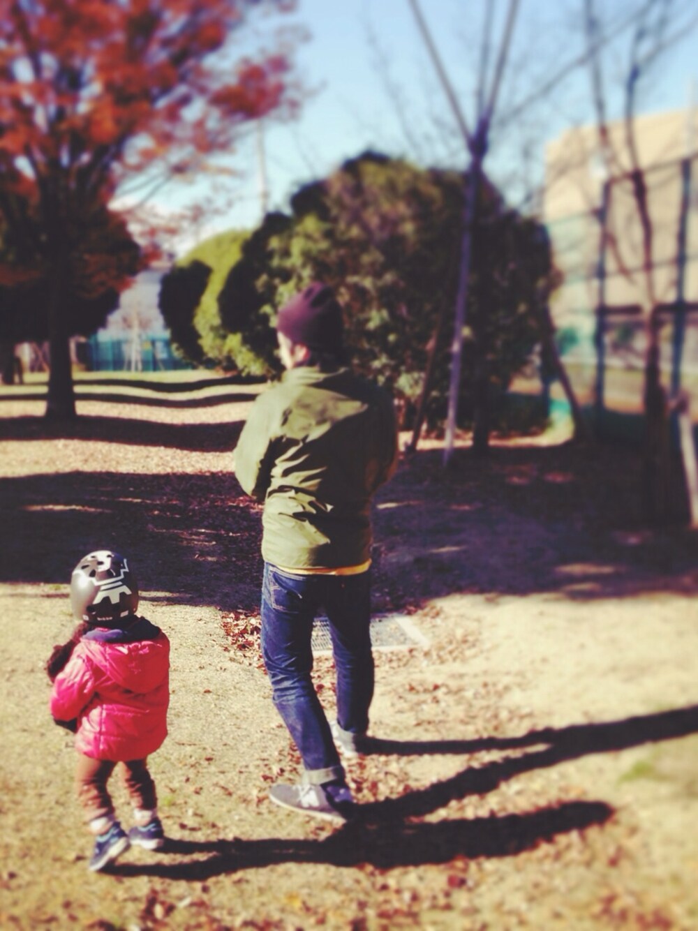 「クリスマス2014(レッド×グリーン)、UNIQLO、ヘルメット、bikke、無印良品、無印良品　ユニクロ、ニットレギンス、マフラーぐるぐる、パパと息子」｜「UNIQLOのアイテム（ナイロンジャケット、レッド系）」を使った、hacchanさん（キッズ・90cm）の冬コーディネートの1枚目の写真