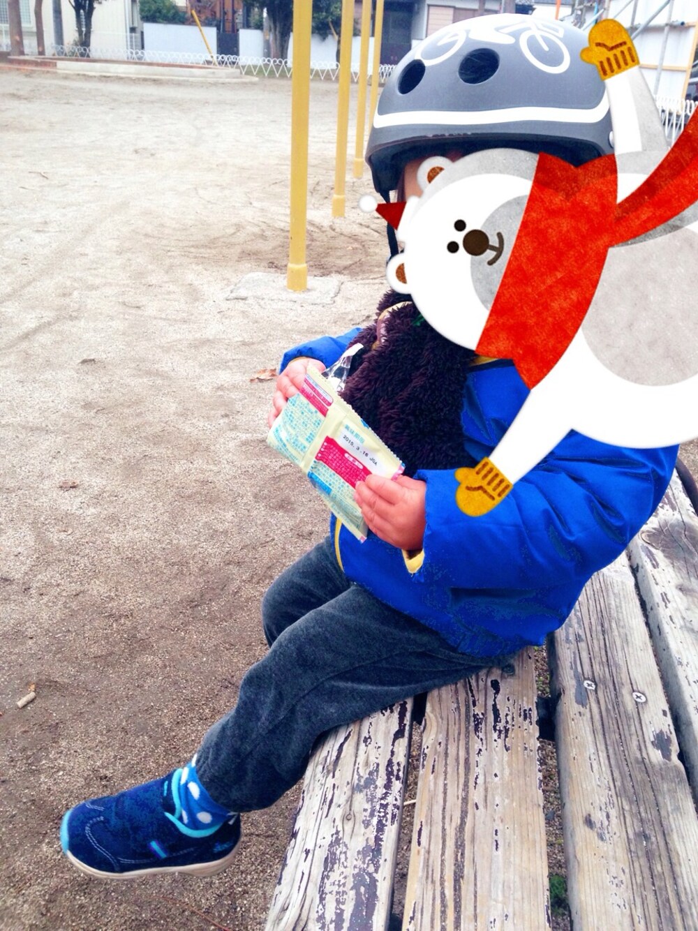 「kids、bikke、ダウンコート、リバーシブル、公園、冬のセールで買いました(アウター)」｜「babyGAPのアイテム（ダウンジャケット/コート、その他）」を使った、hacchanさん（キッズ・90cm）の冬コーディネートの1枚目の写真