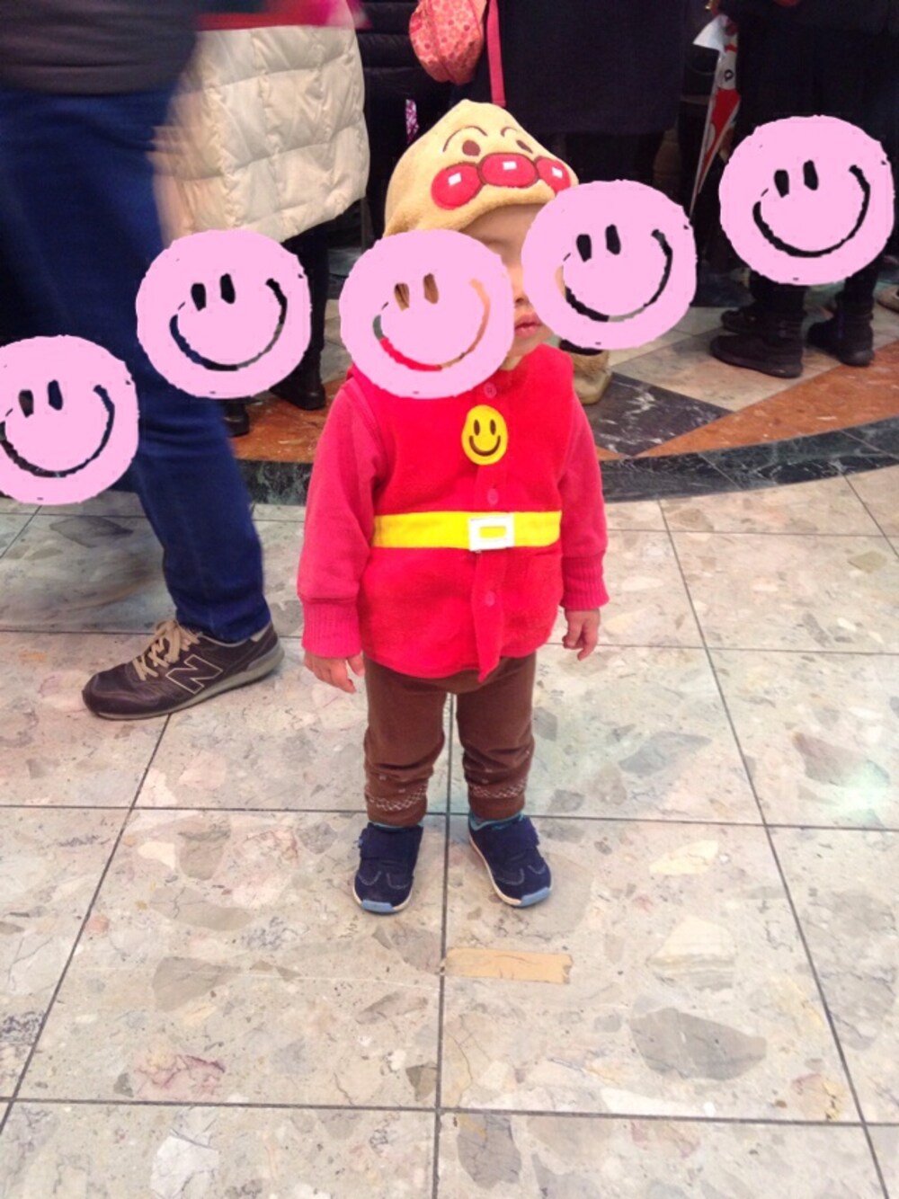 レッド系のベスト、レッド系のスウェット、ブルー系のスニーカーを着用したキッズの冬コーディネートの1枚目の写真